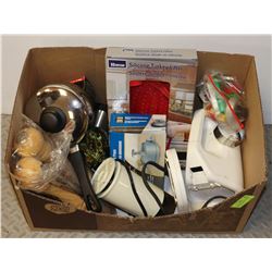 LARGE ESTATE BOX OF KITCHEN ITEMS INCLUDING