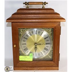 VINTAGE MANTLE CLOCK IN A WOODEN CASE