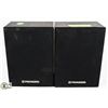 Image 1 : 2 BOOKSHELF PIONEER SPEAKERS.