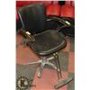 Image 1 : BARBER CHAIR.