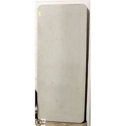 6FT PLASTIC FOLDING TABLE.