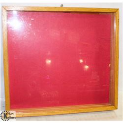 LOCKABLE DISPLAY CASE 20"X 21"