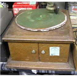 Antique solid oak RCA windup phonograph