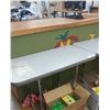 Image 2 : Table 40"W x 20"D x 28.5"T