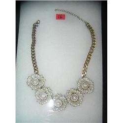 Necklace with pearl floral style decorations