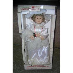 Mechanical and animated holiday display figure