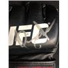 Image 2 :  SIGNED OFFICIAL UFC FIGHT GLOVE