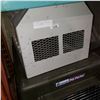 Image 2 : PET PORTER PETMATE CARRIER W/ METAL PET CARRIER