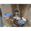 Image 2 : ROYAL COPLEY WALL PLANTER AND VINTAGE DRESSER DISHES