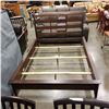 Image 2 : MODERN QUEENSIZE BED FRAME