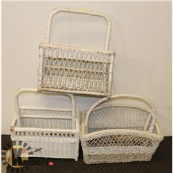 LOT OF 3 WHITE WOODEN BASKETS (LIGHT)