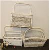 Image 1 : LOT OF 3 WHITE WOODEN BASKETS (LIGHT)