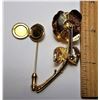 Image 2 : 20)  VINTAGE GOLD TONE LOT OF 2 BROOCHES