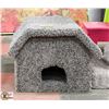 Image 1 : CAT HOUSE CARPET COVERED