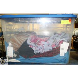 TOTE WITH NEW WOMANS CLOTHING