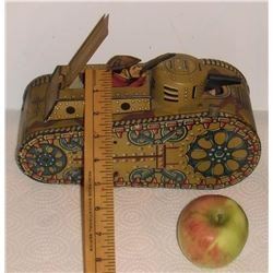 Antique tank metal toy soldier poping out protecting Jouet ancien avec soldat sortant se protégeant