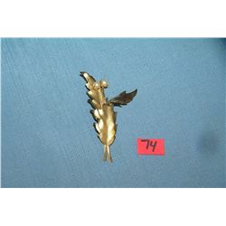 Quality costume jewelry pin with 2 pearls