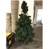 Image 1 : 7.5' Pre-Lit Franklin Fir Tree