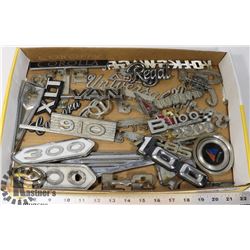 LOT OF VINTAGE VEHICLE FENDER EMBLEMS.