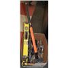 Image 1 : LOT WITH HAMMERS, LEVEL, TIRE IRON, ALLEN KEYS AND