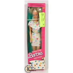 FASHION PLAY BARBIE.