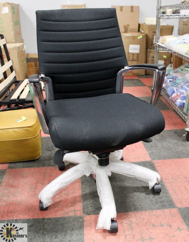 NEW BLACK AND CHROME HYDRAULIC LIFT OFFICE CHAIR
