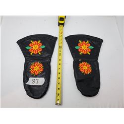 PAIR OF GLOVES
