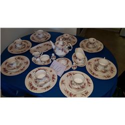 45 PIECE ROYAL ALBERT LAVENDAER ROSE WITH TEA POT