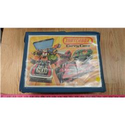 1976 MATCHBOX CARRY CASE WITH CAR- HOTWHEELS, MATCHBOX, CORGI, LESNEY (BROKEN CLIP)