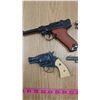 Image 5 : 4 TOY CAP GUNS