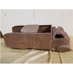 1930'S RIDE ON TRUCK (MISSING STEERING WHEEL / GRILL)