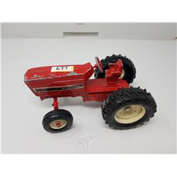 VINTAGE INTERNATIONAL TRACTOR 1:16