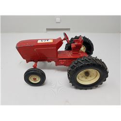 VINTAGE INTERNATIONAL TRACTOR 1:16