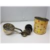 Image 1 : TWO KITCHEN SIFTERS AND MEASURING CUPS