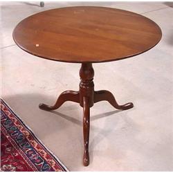 CHERRY QUEEN ANNE STYLE LAMP TABLE