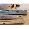 Image 2 : LOT OF 3 LEVELS AND 2 HAND SAWS