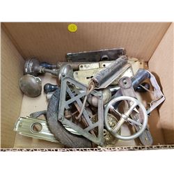 LOT OF ASSORTED COLLECTIBLES (DOOR KNOBS, ETC.)