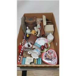 LOT OF COLLECTIBLES (COKE TINS 1995, ASSORTED OTHER ITEMS)