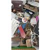 Image 5 : LARGE LOT OF ASSORTED KEY CHAINS