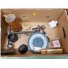 Image 2 : LOT OF ASSORTED ITEMS (LAMP, TACKLE BOX, ETC.)