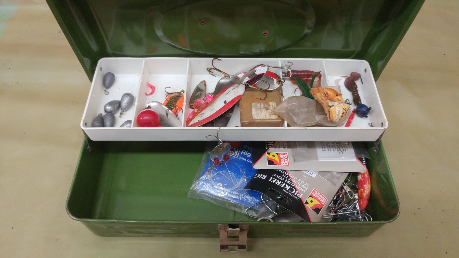 TACKLE BOX AND CONTENTS