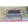 Image 2 : VINTAGE CLOTHES WRINGER - METAL