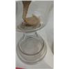Image 4 : TWO LAMPS WITH NO CHIMNEYS - ONE HAS A CRACK