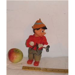 This is lot 2pa toy facing you - Ceci est lot le lot 2pa jouet de face