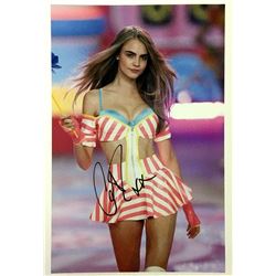 Signed Cara Delevingne - Photo