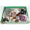 Image 1 : FLAT OF ASSORTED ART GLASS