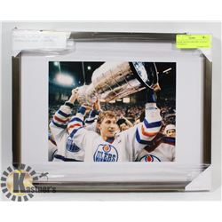 FRAME WAYNE GRETZKY STANLEY CUP PHOTO.