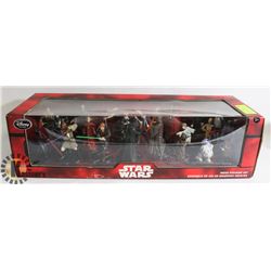 STAR WARS MEGA FIGURINE SET.