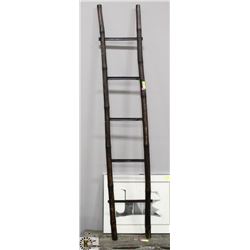 DARK BROWN BAMBOO "TOWEL" LADDER -