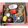Image 1 : BOX W/KITCHEN ACCESSORIES INCL. PYREX